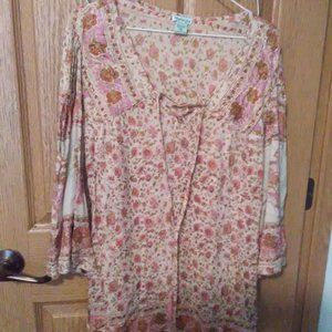 Nostalgia bohemian floral top w/gold accents